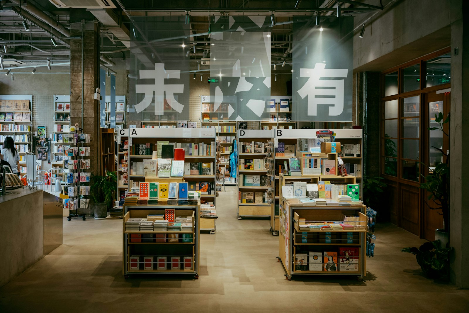 Livros em exposição nas estantes de uma livraria